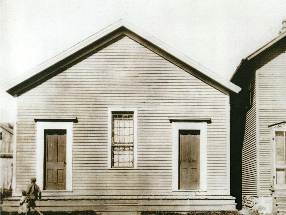V roce 1863 se setkalo v této budově v Battle Creeku 20 delegátů, aby ustavili Generální konferenci Církve adventistů sedmého dne Po krátké době se začala projevovat podpora vzniku organizace.