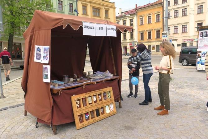 Byly připraveny výukové programy na téma odpady, voda a ekodomácnost a poradna pro veřejnost.