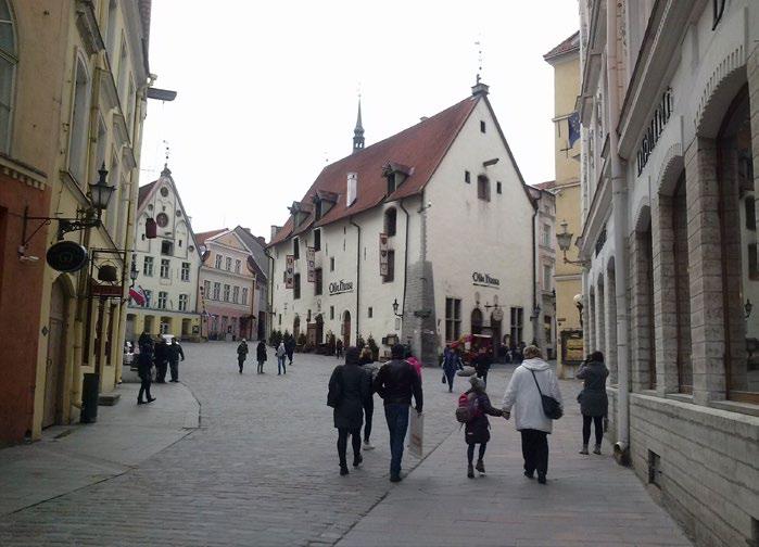 Univerzitní kampus je otevřen denně, ve všední dny od 7:00 22:00, o víkendech od 8:00 20:00. V průběhu dne studentům slouží studijní centrum spolu s oborovou knihovnou, až do 23:00 hod.