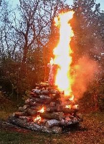 dubna se rozzářil na Chrástnici oheň za asistence břežanských dobrovolných hasičů a asi 150-ti přihlížejících.