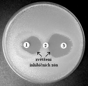 Při pozitivním výsledku testu pozorujeme zvětšení inhibiční zóny v okolí cefotaximu a ceftazidimu u strany přilehlé k disku
