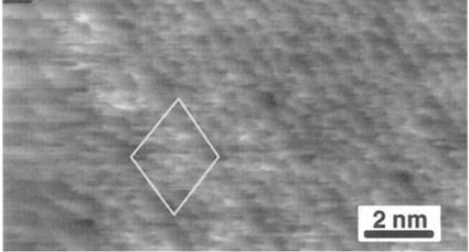 (b) první snímek krystalu křemíku (111) s atomárním rozlišením pořízený kontaktním AFM. Rámeček na povrchu vyznačuje elementární buňku povrchové rekonstrukce 7 7. Převzato z [18].