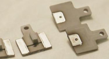 Senzor qplus používaný v mikroskopu na UHH je na obr. 5.5. 12 mm 6 mm Obrázek 5.5: Vlevo nově navržené nosiče sondy qplus při jejich přípravě.