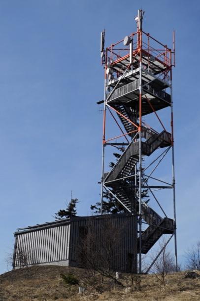 Nejvyšší bod Jestřebích hor je s výškou m n.m. Nejvyšší bod Javořích hor na české straně je s výškou m n.m. Na obou vrcholech najdeme rozhledny s výhledem na široké okolí.