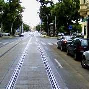 2.5.6 Tramvajové koleje Definice v průzkumu: Jízda s vozidly podélně po ulici s tramvajovými kolejemi. Představte si úsek 200 metrů (jeden blok).