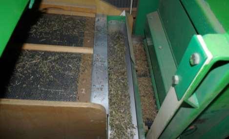 Obr. 17: Čištění osiva kokrhele na čistící stanici firmy DLF Seeds s.r.o. v Hladkých Životicích (kulatá síta a separace jemných nečistot proudem vzduchu) foto S.