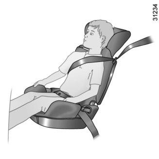 Dětská sedačka instalovaná po směru jízdy, řádně připevněná k vozidlu, snižuje riziko nárazů do hlavy.