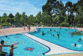 Sportovní a zábavní aktivity: 3 vnější sladkovodní bazény, dětský bazén se skluzavkou a odpočinkovou relaxační zónou, 2 volejbalová a basketbalová hřiště, hřiště na házenou, 2 fotbalová a tenisová
