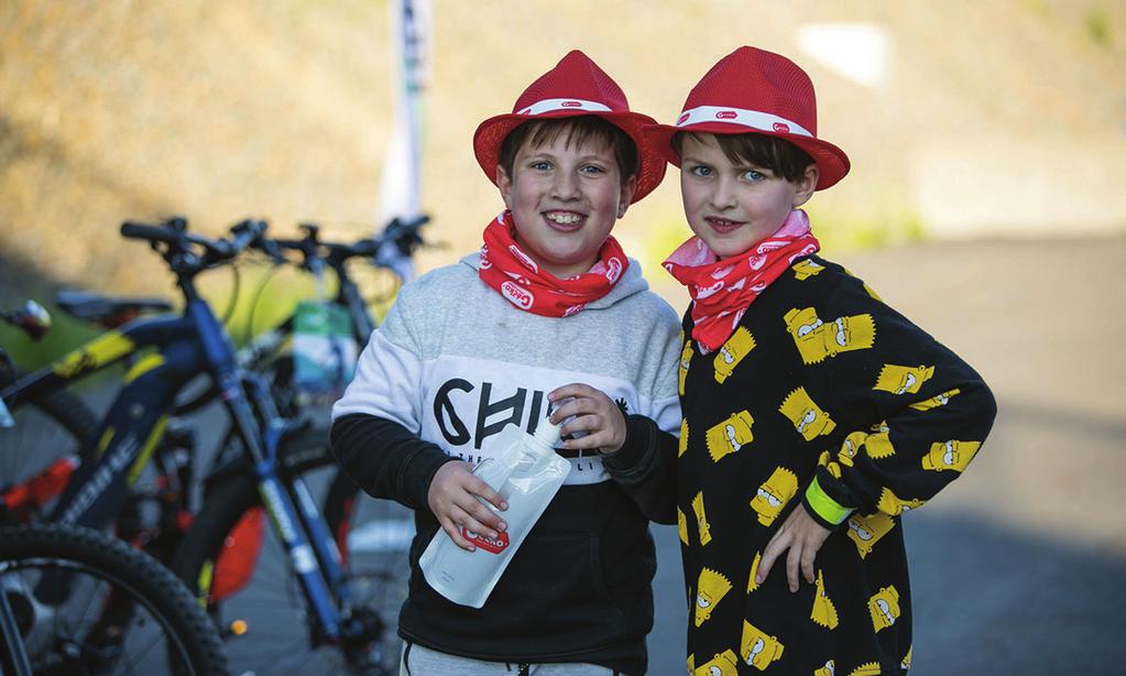 longboardisty, skejťáky, mini lidi v kočárcích a lidi na vozíčku.