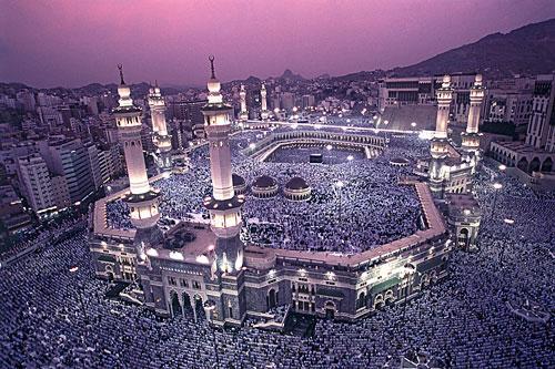 Příloha č. 7. Mekka Zdroj: http://www.google.cz/imgres?imgurl=http://www.sacredsites.com/middle_east/saudi_ar abia/images/the-kaba-02-500.jpg&imgrefurl=http://www.sacredsites.com/middle_east/saudi_arabia/mecca.