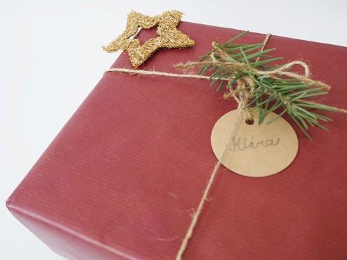 etiket k zalepení dárků 10 ks jmenovky na dárky balíček červené stuhy přírodní provázek 3
