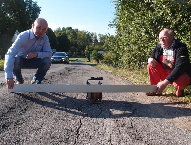 Tr. 4 Fotodokumentace katastrofálního stavu komunikace č.