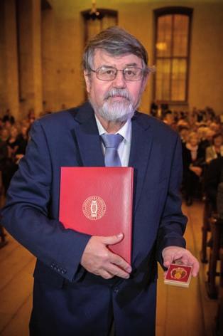 Oceněný prof. Petr Čornej. Prof. Eva Zažímalová předává ocenění doc. Radomíru Vlčkovi. Radomír Vlček Čestná medaile Za zásluhy o Akademii věd ČR. Dne 10. ledna 2019 obdržel doc. PhDr.