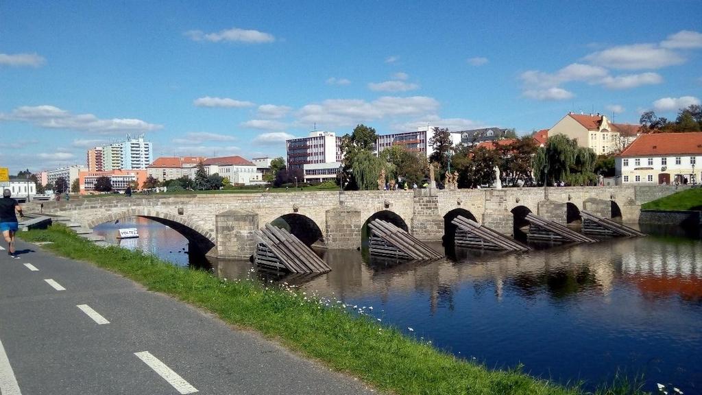 3.6 Kamenný most v Písku Písecký kamenný most stojí na řece Otavě, byl postaven kolem druhé poloviny 13. století za vlády Přemysla Otakara II.