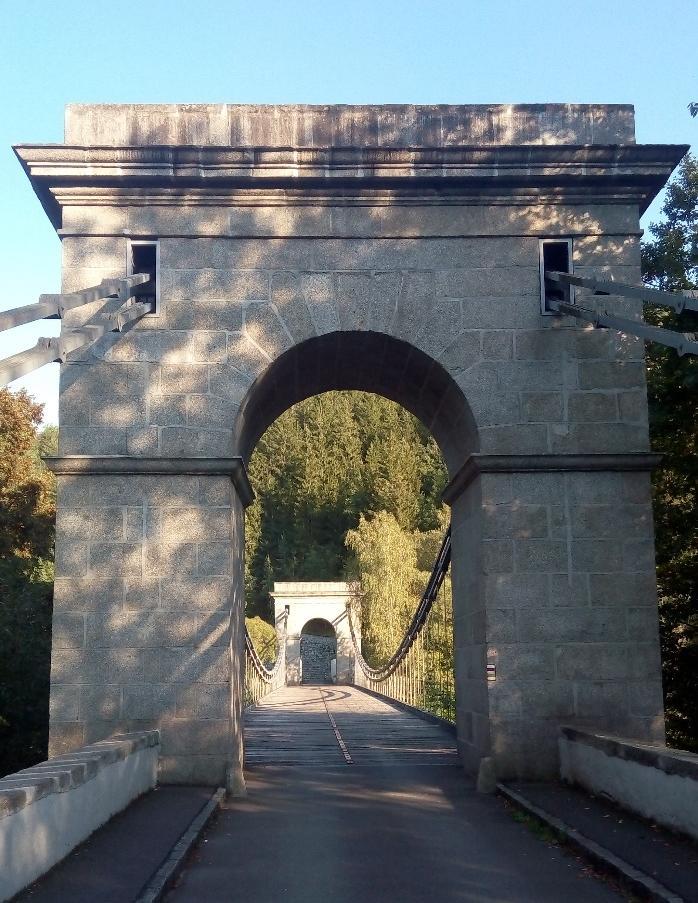 Lužnici. Stádlecký most se skládá ze 4 řetězů, které jsou uloženy na 2 kamenných pylonech.