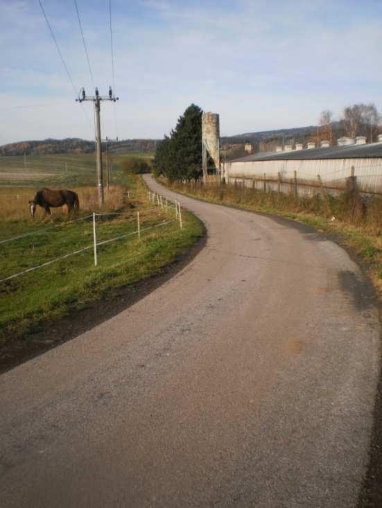 V délce 337 m od silnice se na tuto cestu napojuje další cesta na parcele 1256, která vede podél rybníka a končí na hranicích katastrálního území.