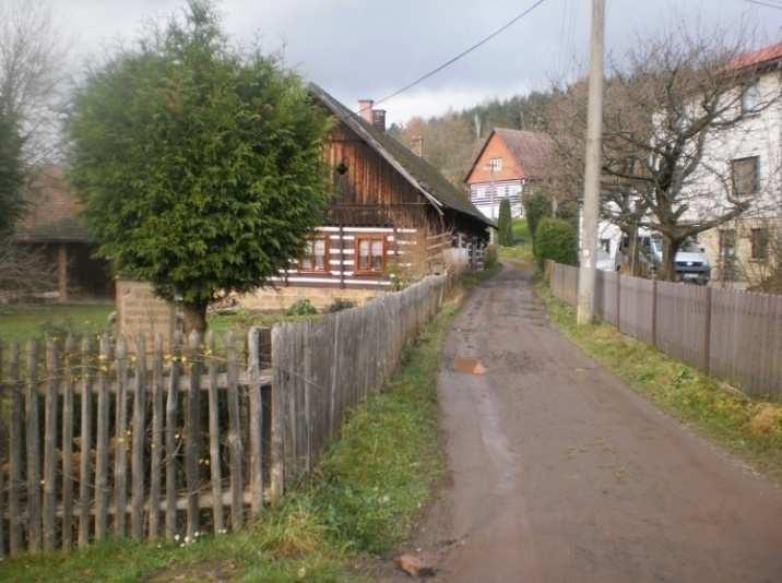 Je zde proto omezený provoz. U chatové osady je šířka cesty cca 2,5 m. Po 283 m od začátku cesty u silnice je odbočka do luk k vodnímu toku Tužínka.