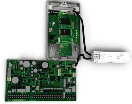 2.5. Připojení k ústředně v COMBO setu pomocí IP150 Modul umožňuje připojení komunikátoru PCS250/250G jako záložní přenosovou trasu. Tím je dosaženo zálohovaného datového přenosu na přijímač IPR.