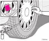 07 Kola a pneumatiky Výměna kol Demontáž kola Pokud musíte měnit kolo na místě, kde je silniční provoz, umístěte na vhodné místo výstražný trojúhelník.