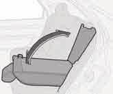 Opěradla zadních sedadel sklopte následovně: Nejprve se ujistěte, že opěrky hlavy nejsou sklopené. Zatáhněte za rukojeť v zavazadlovém prostoru podle obrázku.