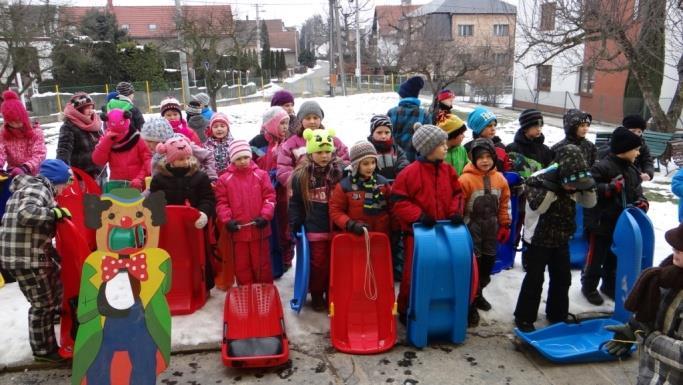 Zazpívaly několik zimních písní, přednesly i básně s touto tématikou a na Vánoce zavzpomínaly příběhem o narození Ježíška. Děkujeme všem dětem, které na vystoupení přišly.