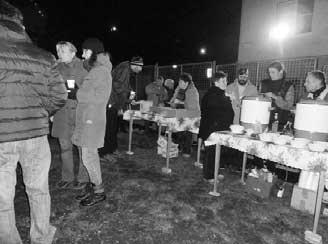 Stromeãek byl v leto ním roce jiï bohat í (loni jsme mûli jeden svítící