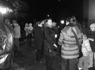 zamûstnanci se ujali role ãí - níkû a nalévali svafiák (víno opût vûnoval