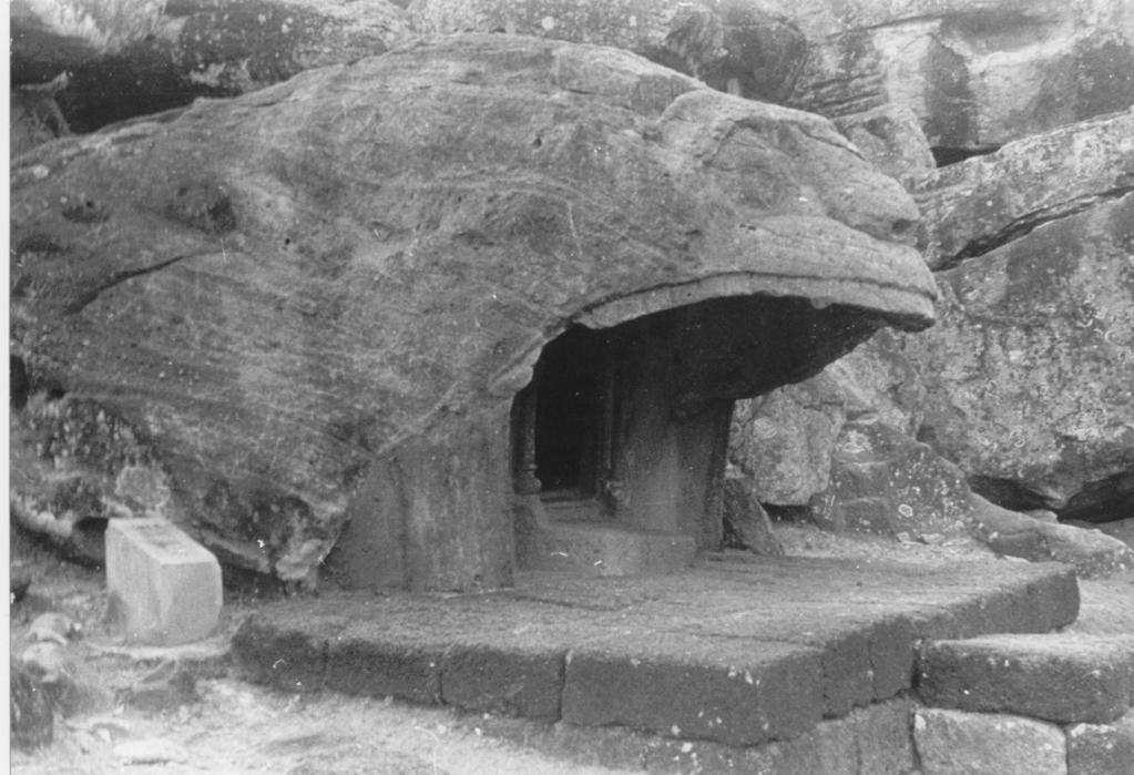 abhidhja MALÁ ENCYKLOPEDIE BUDDHISMU Vchod do jeskynní kobky buddhistického mnicha s verandou na meditování ve tvaru tygří hlavy. Klášterní areál na pahorku Udajagiri (Urísa, Indie), kolem 1. stol.