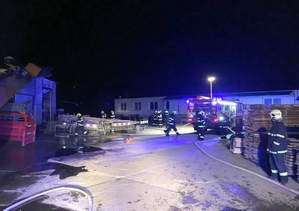 Příčina: vznícení papírového kartonu působením sálavého