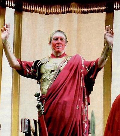 Caesar: Voják, Tvůrce, Autokrat 2 povznést. Postavili jsme se mu na odpor, ale on jej zlomil. Učinil nás velkými proti naší vůli. Poděkujme mu za to! (Je slyšet zvuk polnic.
