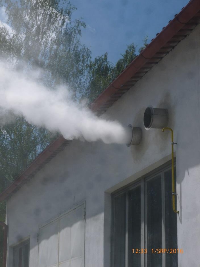 Obrázek 6: vypouštění odplynu z výrobní technologie po průchodu absorpční kolonou. Odplyn obsahuje jemné pevné částice, které plněná skrápěná kolona nedokáže zachytit.