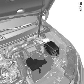 POJISTKY (2/4) C D Pojistky v motorovém prostoru C a D Některé funkce jsou chráněny pojistkami umístěnými v motorovém prostoru ve schránkách C a D.