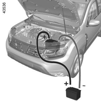 AKUMULÁTOR: odstranění poruchy (2/2) Spouštění motoru akumulátorem z jiného vozidla Pokud pro spuštění motoru musíte použít akumulátor jiného vozidla, obstarejte si vhodné elektrické kabely (velký