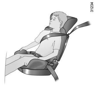 Pro lepší boční ochranu vybírejte sedačku zcela objímající tělo dítěte a jakmile hlava dítěte přesáhne její okraj, sedačku vyměňte.