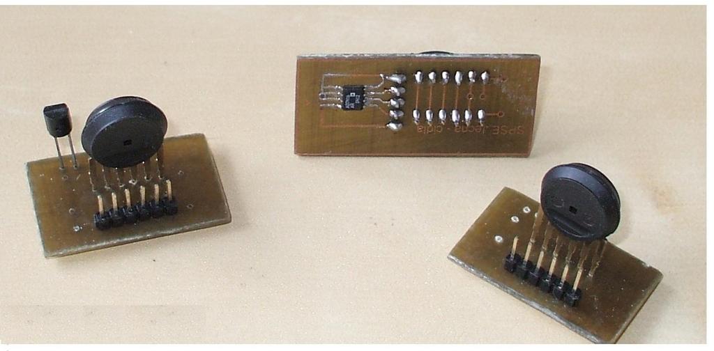 Čidlo tlaku spolu s čidlem teploty jsme umístili na destičku, obr.7 Obr.7 - Čidla Nejsložitější částí elektroniky je vysílač. Máme připravené čtyři varianty.