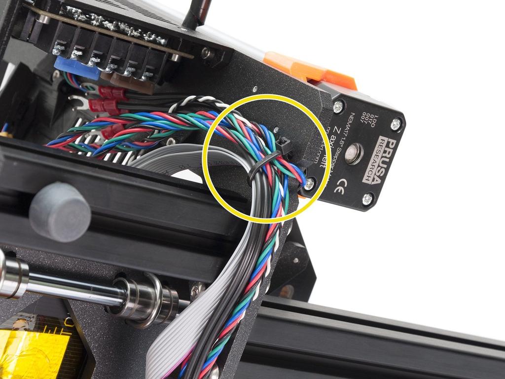 Počkejte na další krok. Step 21 Správa kabeláže tiskárny (8. část) Opatrně vsuňte kabely do stahovací pásky, před utažením pásky si přečtěte další bod.