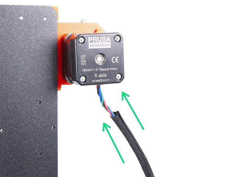 Step 7 Zabalení osy X Pro následující krok si prosím připravte: Textilní rukáv 5 x 300 mm (1x) Stahovací páska (1x) Obalte textilní rukáv kolem kabelu vedoucího z motoru osy X.