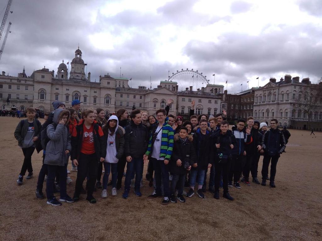 a pokračujeme k historické budově Horse Guards,