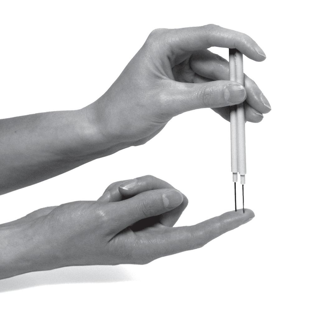 Fühlen 2. Hmat Materiál Preparační jehla, 2x 32 Navíc potřebujete: lepidlo nebo gumičku Provedení pokusu Položte obě preparační jehly vedle sebe a spojte je trochou lepidla nebo gumičkou.