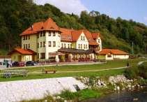 V hotelu Slovakia jsou zajištěny dvoulůžkové pokoje, plná penze, plavání v bazénu, 12 procedur, 1 x vstup do venkovního bazénu Grand.