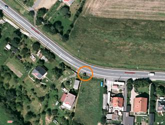 PAM Komenského, souřadnice cca 49.3242831N, 13.6829119E Požadavky zadavatele na dodávku optických vláken: V každé optické trase budou dodána 2 nenasvícená optická vlákna ( dark-fiber ). 1. Dodávaná optická vlákna budou kategorie G.
