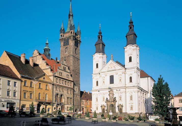PlzeÀsko a Karlovarsko Královské mûsto Klatovy s jezuitsk m kostelem a ãernou vûïí renesanãní radnice. základny hlavních lesních dfievin a lesy v pásmech ochrany vodních zdrojû.