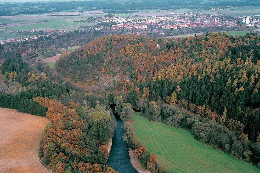 PlzeÀsko a Karlovarsko OKRES KLATOVY Listnaté porosty na krystalick ch horninách nad Otavou. Na pfiedcházející stranû: Su icko od Zámy le, v pozadí albrechtické sedlo.