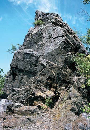 lemují horská pásma umavské soustavy. Velká MokrÛvka (370,2 m n. m.) v umavsk ch pláních dosahuje nejvût- í v ky jak v okrese, tak v celém PlzeÀském kraji.