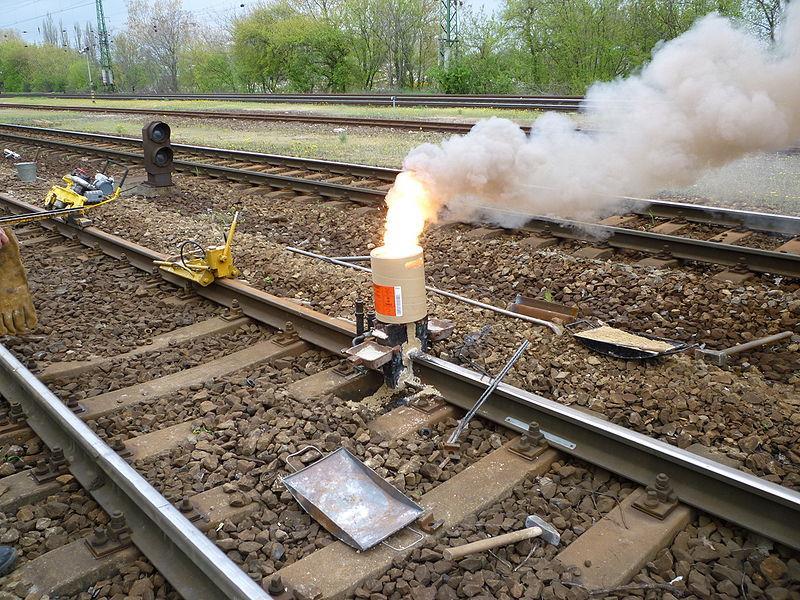 5 Svařování termitem Obdoba slévárenského svařování s tím, že se tekutý kov získává alumino-termickou reakcí termitového prášku směs oxidů hliníku a železa: Al + Fe 2 O 3 --- Al 2 O 3 + Fe Svařované