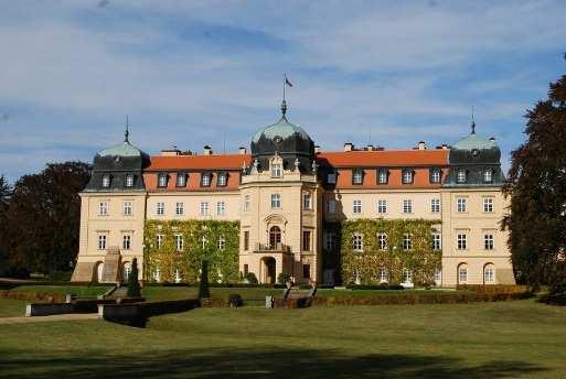 Roku 1652 proběhla přestavba zámku v raně barokním stylu. V roku 1685 byl zámek odkoupen Valdštejny, za nich byl zvýšen o jedno patro, za Karla Egona Fürstenberka v letech 1821-1825 o 2.