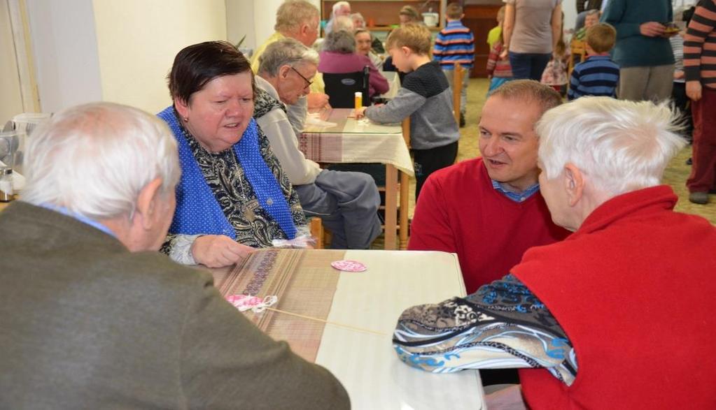 Velikonoce Před Velikonocemi náš domov navštívily děti z MŠ Nerudova Telč, s kterými jsme vyráběli papírová vajíčka. Děti radostně pobíhaly sem a tam a byly rády za vaši společnost.