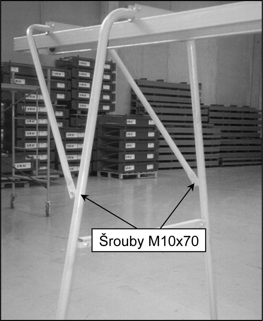 - K přední stojce přimontujte šrouby M0x70 se samojistnými maticemi držáky