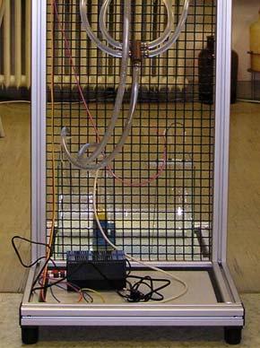 2 Popis laboratorního modelu Celý model je umístěn na stojanu a uchycen pomocí šroubů a zhotovených podložek.