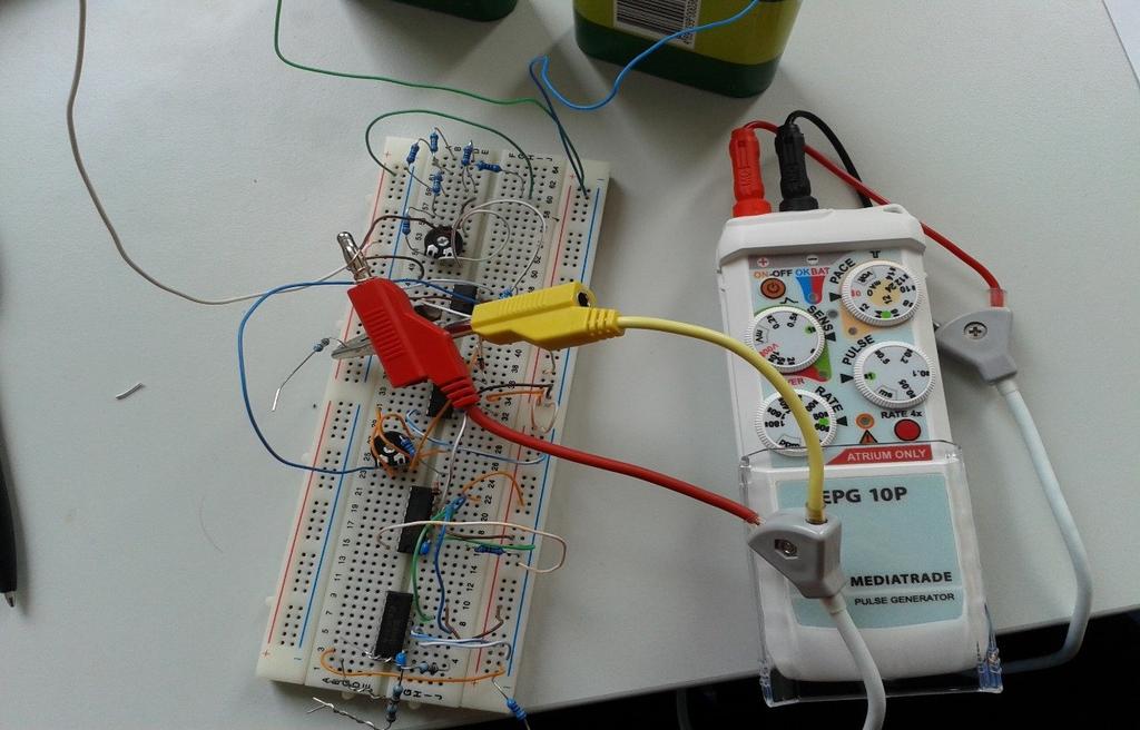 : Obvod simulátoru intrakardiálního EKG sestaveny na